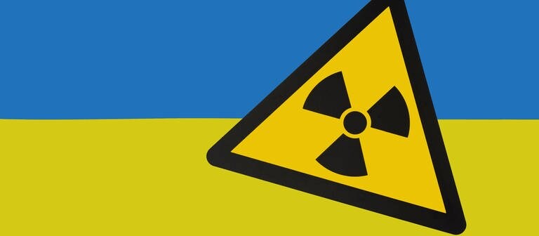 Atomkraft-Schild vor ukrainischer Flagge (Foto: IMAGO, IMAGO / Steinach)