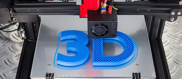 Ein 3D-Drucker druckt die Zahl "3" und den Buchstaben "D" in blauem Plastik. (Foto: IMAGO, IMAGO / Panthermedia)