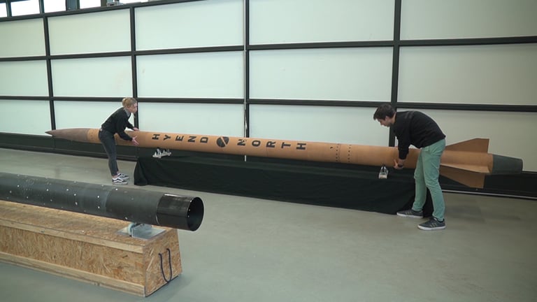 Das Bild zeigt die Hyend-Rakete, die von Studierenden der Uni Stuttgart gebaut wurde. (Foto: SWR, Thomas Hillebrandt)