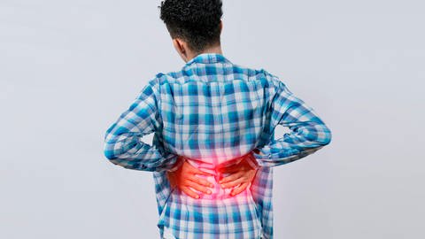 Der untere Rücken schmerzt häufiger als andere Bereiche. (Foto: IMAGO, IMAGO/imageBROKER/Isai Hernandez)