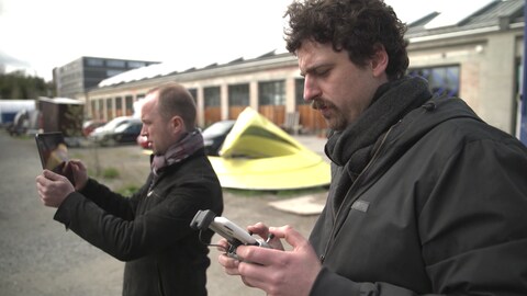 David Münch steuert die Drohne und Jonas Trottnow macht Bilder mit dem Tablet. Sie sammeln Daten um das Dorf in die virtuelle Welt zu überführen. (Foto: SWR, Thomas Hillebrandt)