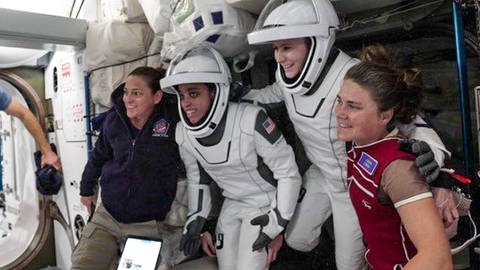 Die Crew-5 Mitglieder NASA Astronautin Nicole Aunapu Mann (L) und Roscosmos Kosmonautin Anna Kikina (R) verabschieden sich von Nasa Astronautin Jessica Watkins  (zweite von links) und  ESA astronaut Samantha Cristoforetti (2.te von rechts). (Foto: IMAGO, imago/ Dmitry Petelin/TASS )