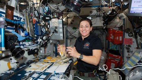 NASA-Flugingenieurin Nicole Mann arbeitet im Harmony-Modul an Bord der Internationalen Raumstation. (Foto: IMAGO, imago/NASA)
