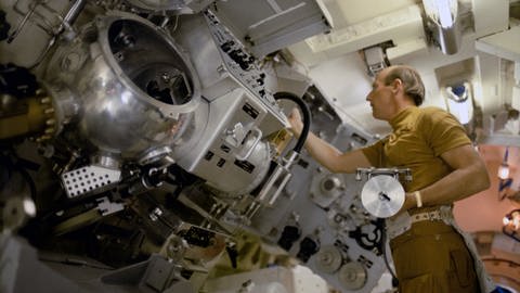 Hier trainiert der Astronaut Charles Conrad Jr., Kapitän des ersten bemannten Skylab-Fluges, im Johnson Space Center für den Ernstfall.  (Foto: IMAGO,  imago images/JMH-Galaxy Contact)