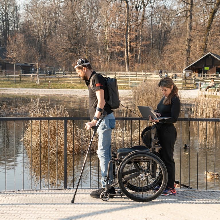 Der ehemalig gelähmte Patient Gert-Jan Oskam steht aus Rollstuhl auf und läuft dank des Gehirn-Rückenmark-Implantats mithilfe von Krücken. (Foto: Pressestelle, press kit)