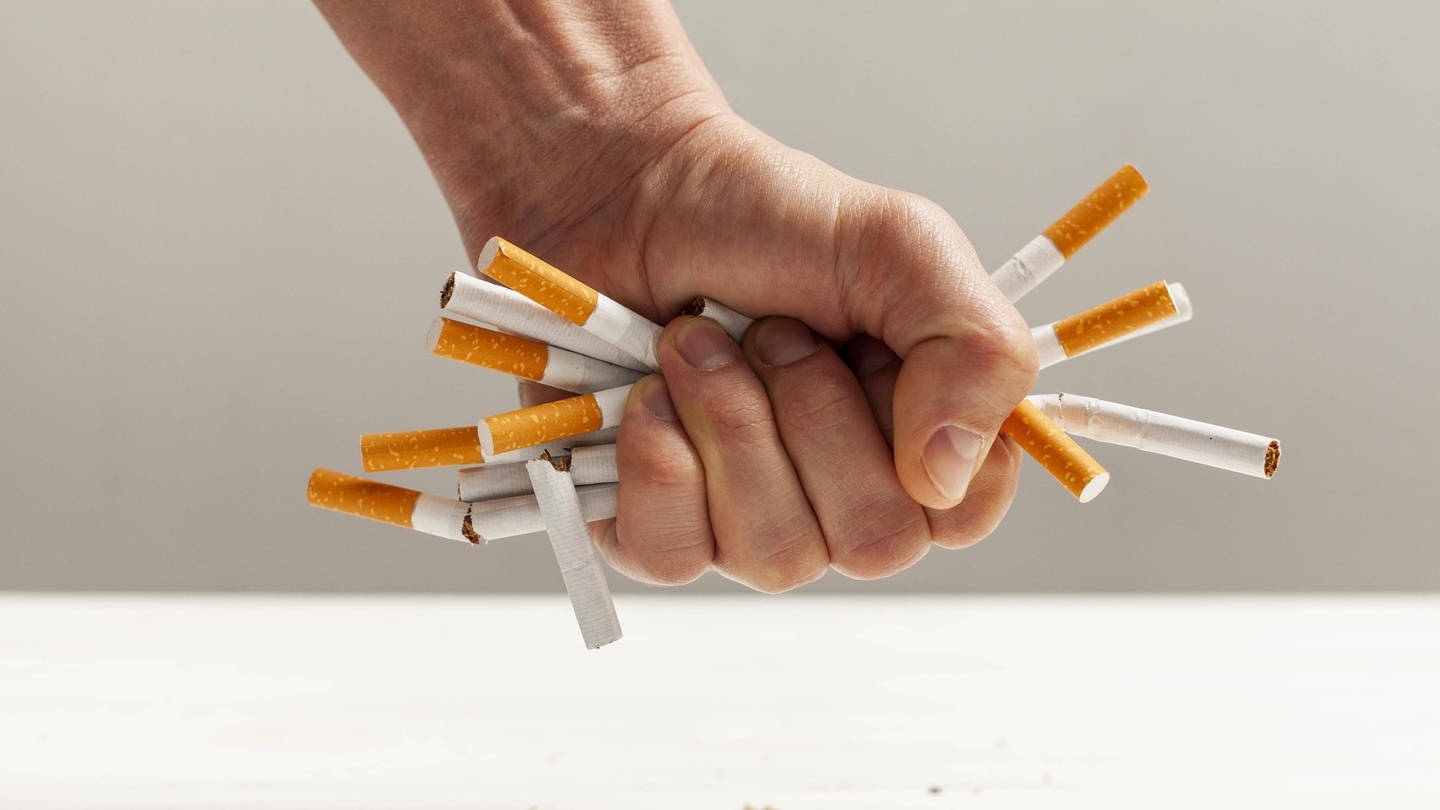 Zigaretten werden in Hand zerdrückt (Foto: IMAGO, /)