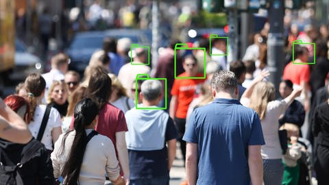 KI-Systeme, die biometrische Daten in Echtzeit auswerten können, könnten möglicherweise künftig durch den AI-Act reguliert werden. (Foto: IMAGO, IMAGO/aal.photo)
