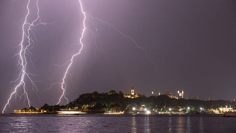 Blitze am Himmel über Istanbul in der Türkei. (Foto: picture-alliance / Reportdienste, picture alliance / AA | Cem Tekkesinoglu)
