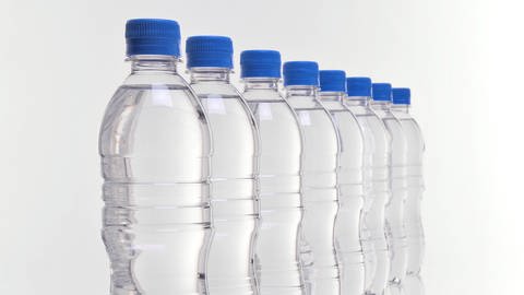Acht aufgereihte Wasserflaschen aus Plastik. (Foto: IMAGO, IMAGO / Pond5)