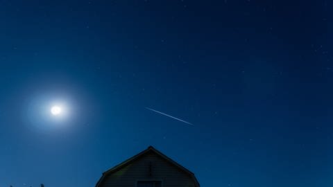 Starlink-Satelliten lassen sich oft auch aneinandergereiht mit bloßem Auge am Nachthimmel erkennen.  (Foto: IMAGO, IMAGO/Pond5)