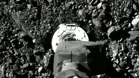 Sammeln des Asteroiden-Materials (Foto: IMAGO, NASA via www.imago-images.de)