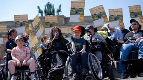 Aktivisten der Deutschen Duchenne Stiftung protestieren am Brandenburger Tor in Berlin für Gleichstellung und Inklusion von Menschen mit Behinderung. (27. Mai 2023) (Foto: IMAGO,  IMAGO/snapshot-photography/K.M.Krause)