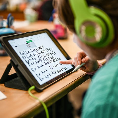 Kindern sollte der sinnvolle und maßvolle Umgang mit digitale Medien vermittelt werden.  (Foto: IMAGO, IMAGO/Funke Foto Services)