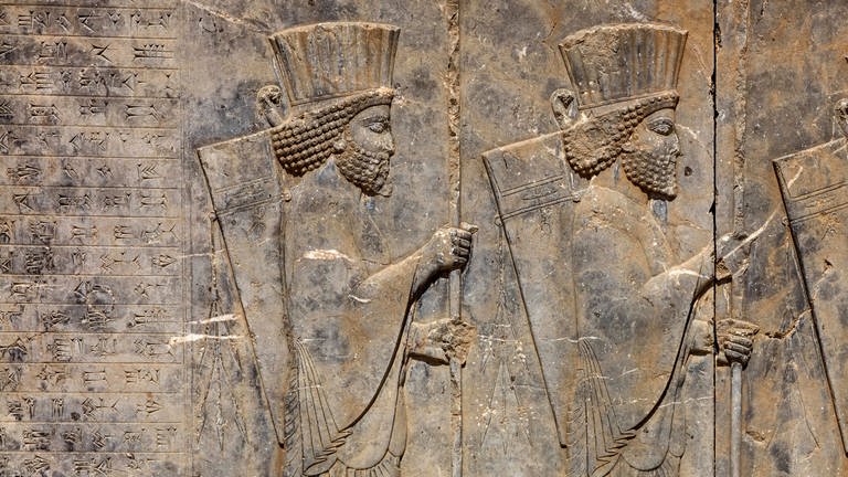 Persische Wachsoldaten an der Westreppe des Darius-Palastes mit Keilschrift, Persepolis, Iran (Foto: IMAGO, imagebroker)