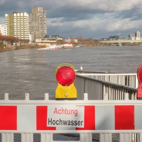 Nach starkem Regen: Extremes Hochwasser am Rhein in der Kölner Innenstadt. Der Wandel des Klimas begünstigt extremes Wetter. (Foto: IMAGO, IMAGO/Guido Schiefer)