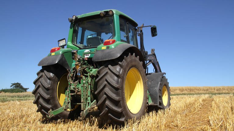 Traktoren fahren heute mit Diesel. Könnten Elektro-Antriebe oder Biokraftstoffe den Diesel in der Landwirtschaft ersetzen? (Foto: IMAGO, imago stock&people gmbh)