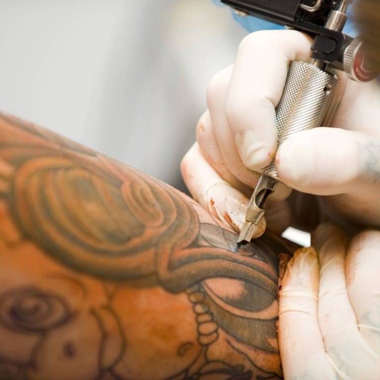 Tätowierung mit elektrischer Nadel, tags: Tattoos, Risiken, Körper (Foto: IMAGO, imagebroker)