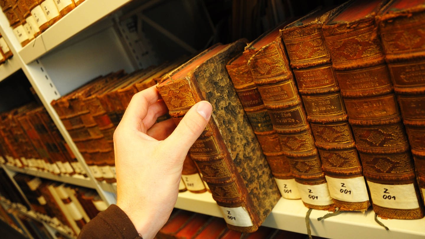 Mehrere Universitäten haben Teile ihres Bücherbestandes aus dem 19. Jahrhundert gesperrt. Die Bücher werden auf Arsenbelastung geprüft. Betroffen sind Bücher mit grünem Einband oder Buchschnitt. (Foto: IMAGO, IMAGO/Design Pics)