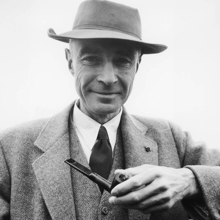 Robert J. Oppenheimer gilt als "Vater der Atombombe". Das biographische Film-Epos "Oppenheimer" wurde jetzt mit mehreren Oscars prämiert. (Foto: IMAGO, IMAGO/Bridgeman Images)