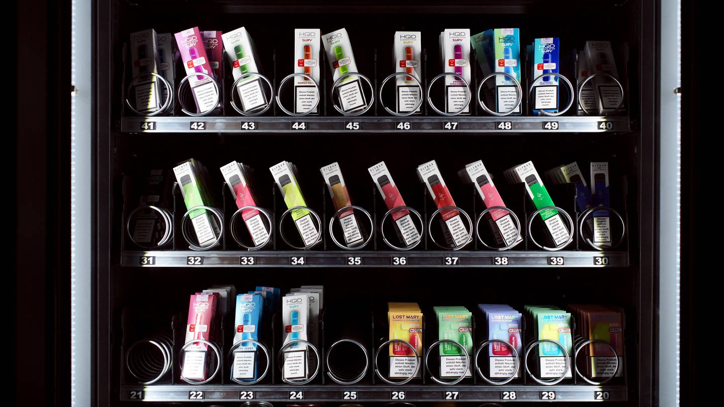 E-Zigaretten-Automat, tags: E-Zigaretten, Verbot, Aromastoffen, Gesellschaft für Pneumologie (Foto: IMAGO, imagebroker)