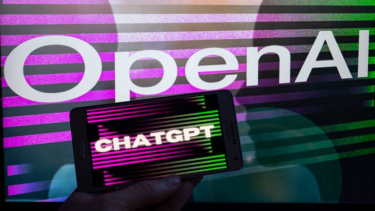 Das Bild zeigt den Software-Namen ChatGPT auf einem Smartphone an.