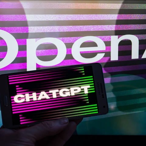 Das Bild zeigt den Software-Namen ChatGPT auf einem Smartphone an.