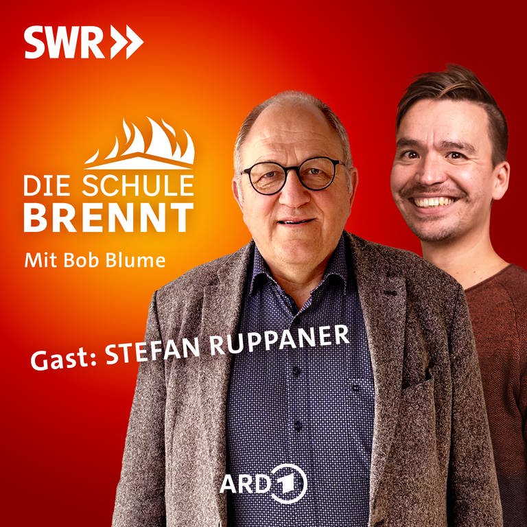 Stefan Ruppaner und Bob Blume auf dem Podcast-Cover von "Die Schule brennt – Mit Bob Blume" (Foto: SWR, Stefan Ruppaner / Niko Neithardt / SWR)