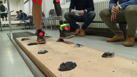 Eine Versuchsperson testet eine mit Sensoren ausgestattete Prothese (Foto: Pressestelle, ETH Zürich / Stanisa Raspopovic)