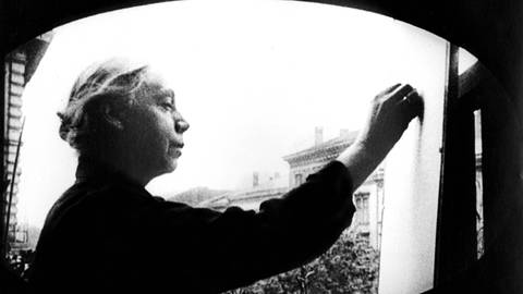 Ein Schwarz-Weiss-Foto von Käthe Kollwitz beim Zeichnen vor freiem Himmel (Foto: IMAGO, imago stock&people)
