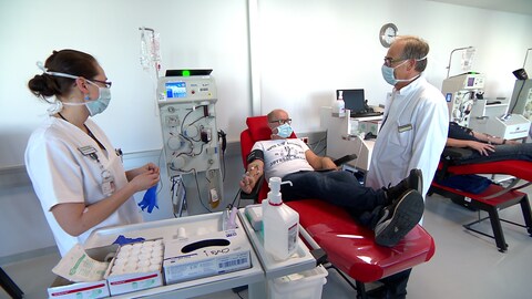 Die freiwilligen Blutspender helfen mit herauszufinden, ob diese Serumtherapie auch bei Covid-19 eingesetzt werden kann.  (Foto: SWR)