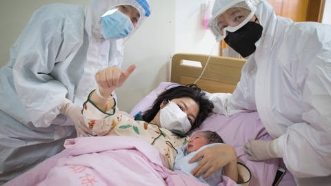 Geburten mit coranainfizierten Schwangeren, wie hier im chinesischen Wuhan, laufen unter strengsten hygienischen Bedinungungen ab. (Foto: IMAGO, imago images/Xinhua)