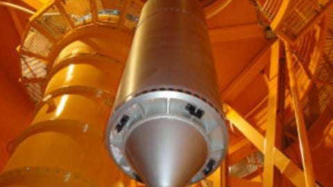 In einem Fallturm wird das ultradünne Material in annähernder Schwerelosigkeit auf seine Weltraumtauglichkeit getestet. (Foto: Pressestelle, ESA)