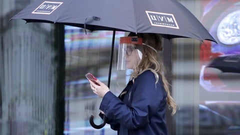 Frau mit Visier und Smartphone  (Foto: IMAGO, imago images/ITAR-TASS)