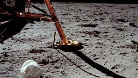 Vor allem für die Stuhlgangtüten der Astronauten interessieren sich Forscher. Dazu müsste aber die nächste Mondmission so geplant werden, dass die Tüten wieder aufgesammelt werden.  (Foto: Pressestelle, NASA)
