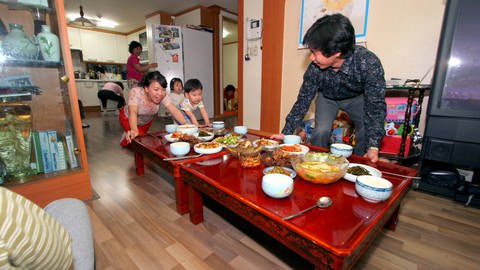 Familie in Südkorea - Mit dem neuen Coronavirus infizierte Jugendliche scheinen Familienangehörige eher anzustecken als z.B. Erwachsene oder jüngere Kinder.  (Foto: IMAGO, imago/HRSchulz)