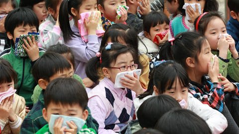 Infizierte Jugendliche zwischen 10 und 19 erwiesen sich in der neuen Studie als die Altersgruppe, die andere Familienmitglieder am häufigsten mit dem neuen Coronavirus ansteckten. (Foto: IMAGO, imago/Xinhua)
