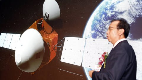 Liu Jizhong, Direktor des Monderkundungsprogramms und des Zentrums für Weltraumtechnik China, zeigte bei einer Pressekonferenz im August 2016 Bilder von Mars-Sonden und -Rovern. (Foto: IMAGO, imago/China Foto Press)