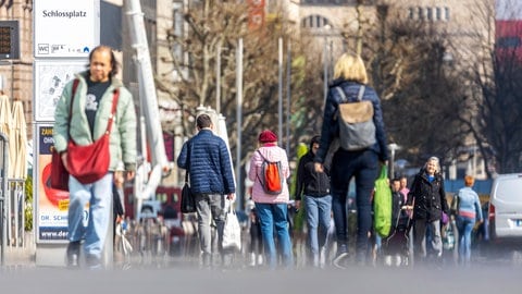 Ältere Menschen haben häufiger einen Vitamin D-Mangel und erkranken häufiger an Covid-19 als jüngere Menschen. Das heißt jedoch nicht, dass der Mangel die Erkrankung verursacht. (Foto: IMAGO, imago images/Arnulf Hettrich)