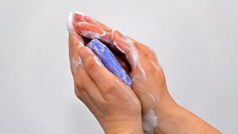 Gründliches, regelmäßiges Händewaschen mit Seife leistet neben genügend körperlichen Abstand einen wichtigen Beitrag zur Verhinderung einer Infektion mit dem neuen Coronavirus. (Foto: IMAGO, imago images/MiS)