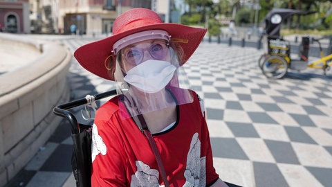 Frau mit Visier und Mundschutz (Foto: IMAGO, imago images/Hans Lucas)