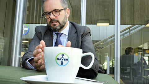 Matthias Berninger ist zuständig für Lobbyarbeit und Nachhaltigkeit bei Bayer und wehrt sich gegen die Vorwürfe.  (Foto: IMAGO, imago images / tagesspiegel)