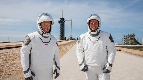 Die NASA-Astronauten Douglas Hurley (links) und Robert Behnken sind die ersten Menschen, die mit dem Crew Dragon ins All starten. (Foto: IMAGO, imago images/ZUMA Wire)