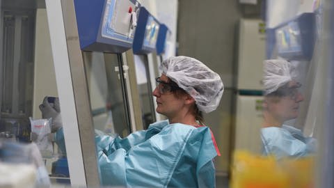 Forscherin arbeitet an Impfstoff gegen Covid-19 (Foto: IMAGO, imago images/Hans Lucas)