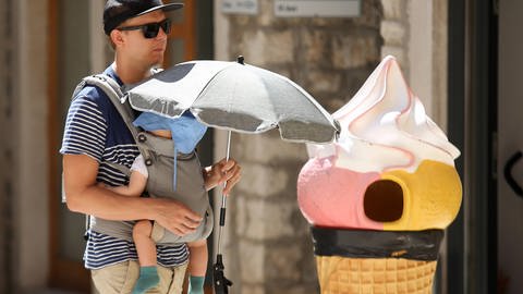 Länger anhaltende Hitze kann schwere gesundheitliche Folgen haben. Babys und Kleinkinder sollten besonders vor zu starker Sonnenstrahlung geschützt werden. (Foto: IMAGO, imago images/Pixsell)