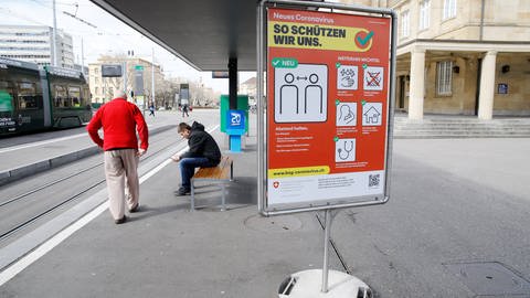 In Teilen der Schweiz dürfen ältere Personen über 65 keine öffentlichen Verkehrsmittel mehr nutzen. Mit der strengen Maßnahme soll diese Risikogruppe vor Ansteckungen geschützt werden.