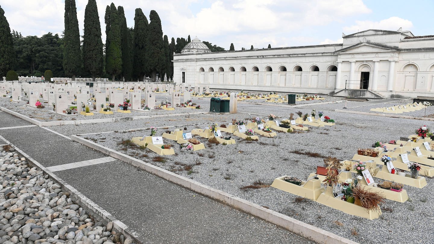 Gräber von Covid-19-Opfern in Brescia (Foto: IMAGO, imago images/ZUMA Wire)