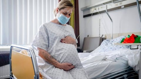 Geburten finden in Zeiten von Corona unter erschwerten Bedingungen statt. Für Schwangere und ihre Angehörigen ist das oft eine große Belastung. (Foto: IMAGO, imago images/ZUMA Wire)
