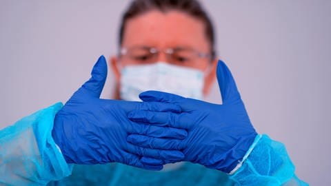 Für medizinisches Personal ist das Tragen von Einmalhandschuhen zum Schutz vor einer Coronainfektion sicher sinnvoll.  (Foto: IMAGO, imago images/MiS)