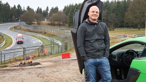 Prof. Lutz Fügener demonstriert ein Autocockpit mit nachhaltigen Materialien. (Foto: Pressestelle, Fotograf Robert Kah, imagetrust)