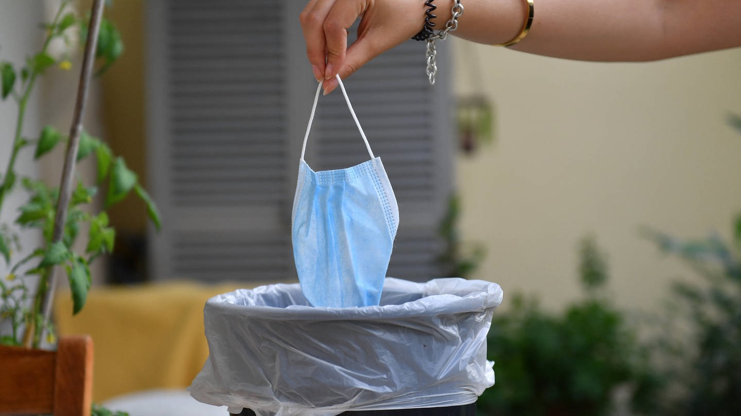 Ein Mundschutz sollte nach Verwendung in den Müll und nicht irgendwo in der Natur oder auf der Straße entsorgt werden. (Foto: IMAGO, imago)